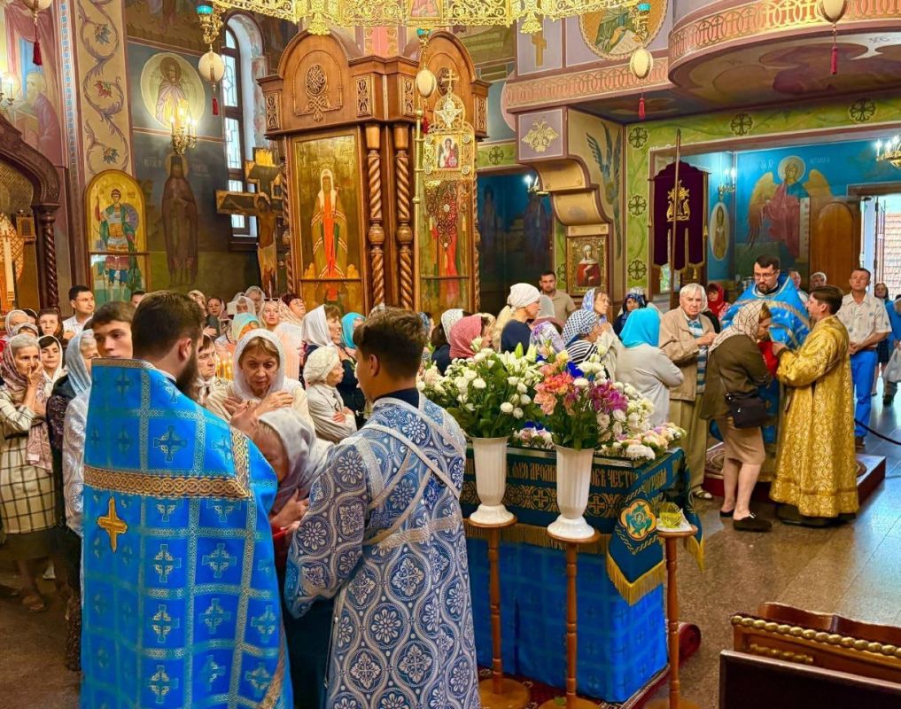 В день Успения Пресвятой Богородицы архиепископ Тираспольский и Дубоссарский Савва провёл праздничную литургию в кафедральном соборе Рождества Христова В день Успения Пресвятой Богородицы архиепископ Тираспольский и Дубоссарский Савва провёл праздничную литургию в кафедральном соборе Рождества Христова