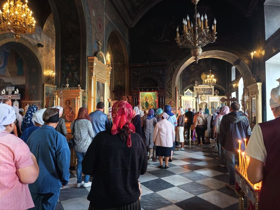 В этот день верующие приходят в храм на Божественную литургию, молятся Богородице и просят её заступничества и благословения В этот день верующие приходят в храм на Божественную литургию, молятся Богородице и просят её заступничества и благословения