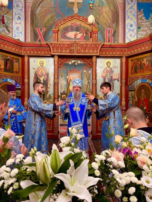 В день Успения Пресвятой Богородицы архиепископ Тираспольский и Дубоссарский Савва провёл праздничную литургию в кафедральном соборе Рождества Христова В день Успения Пресвятой Богородицы архиепископ Тираспольский и Дубоссарский Савва провёл праздничную литургию в кафедральном соборе Рождества Христова