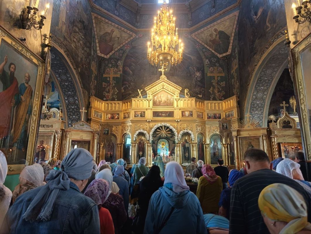 В этот день верующие приходят в храм на Божественную литургию, молятся Богородице и просят её заступничества и благословения В этот день верующие приходят в храм на Божественную литургию, молятся Богородице и просят её заступничества и благословения