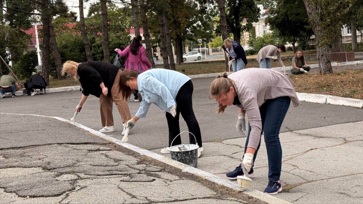 Аппарат Верховного Совета присоединился к республиканскому субботнику Аппарат Верховного Совета присоединился к республиканскому субботнику