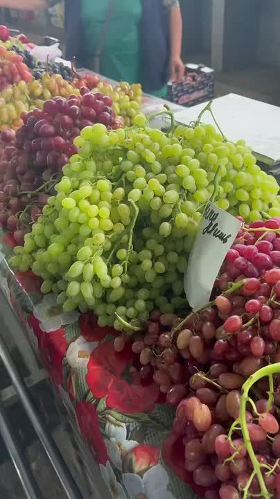 Виноград на рынке подорожал: меньше продавцов вышло торговать из-за дождя, конкуренция небольшая, поэтому цену подняли, рассказали нам на рынке