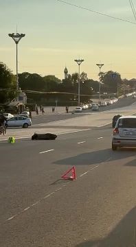 ДТП в центре Тирасполя. На площади лежит мотоцикл и стоит легковая машина