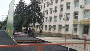 Перед госадминистрацией установили сцену