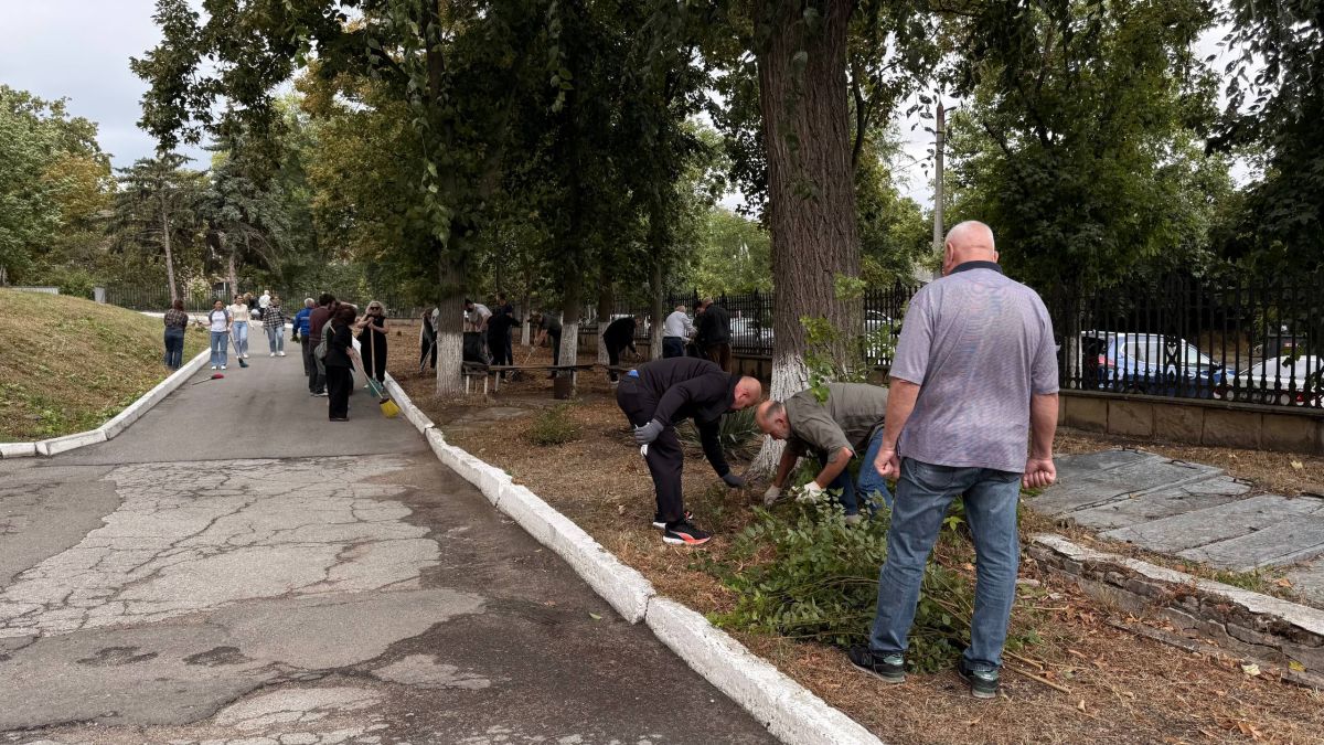 Аппарат Верховного Совета присоединился к республиканскому субботнику Аппарат Верховного Совета присоединился к республиканскому субботнику