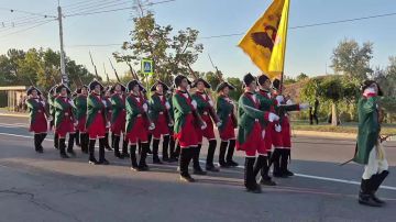 Парадные расчеты проходят торжественным маршем у памятника Русской воинской славы. Обелиск установили в 1912 году на средства солдат и офицеров 55-го пехотного Подольского полка