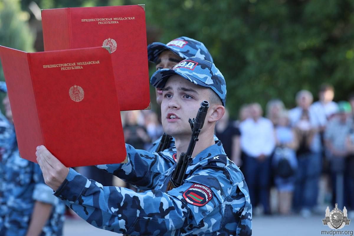 Стали милиционерами. В последний день лета на плацу Тираспольского юридического института МВД ПМР состоялось торжественное мероприятие – приведение к присяге курсантов первого курса Стали милиционерами. В последний день лета на плацу Тираспольского юридического института МВД ПМР состоялось торжественное мероприятие – приведение к присяге курсантов первого курса
