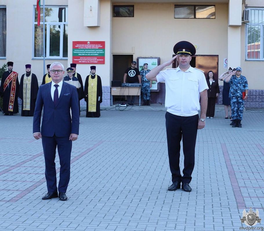 Стали милиционерами. В последний день лета на плацу Тираспольского юридического института МВД ПМР состоялось торжественное мероприятие – приведение к присяге курсантов первого курса Стали милиционерами. В последний день лета на плацу Тираспольского юридического института МВД ПМР состоялось торжественное мероприятие – приведение к присяге курсантов первого курса