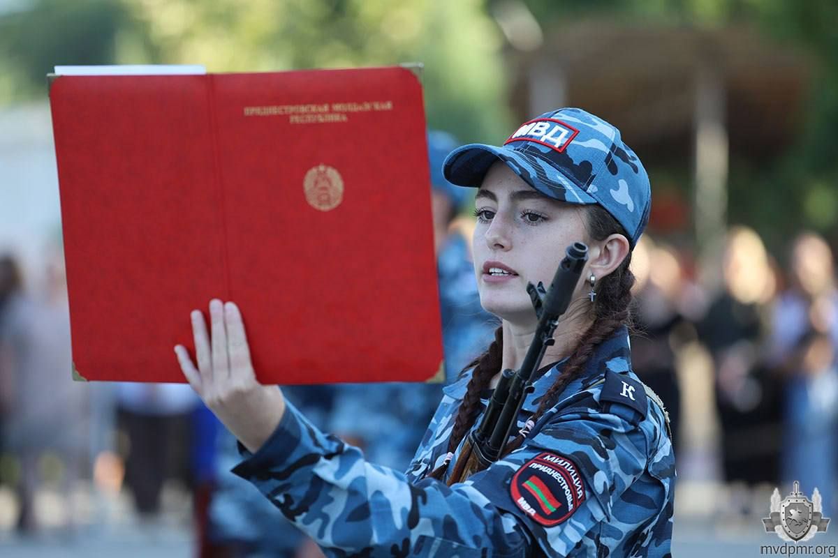 Стали милиционерами. В последний день лета на плацу Тираспольского юридического института МВД ПМР состоялось торжественное мероприятие – приведение к присяге курсантов первого курса Стали милиционерами. В последний день лета на плацу Тираспольского юридического института МВД ПМР состоялось торжественное мероприятие – приведение к присяге курсантов первого курса