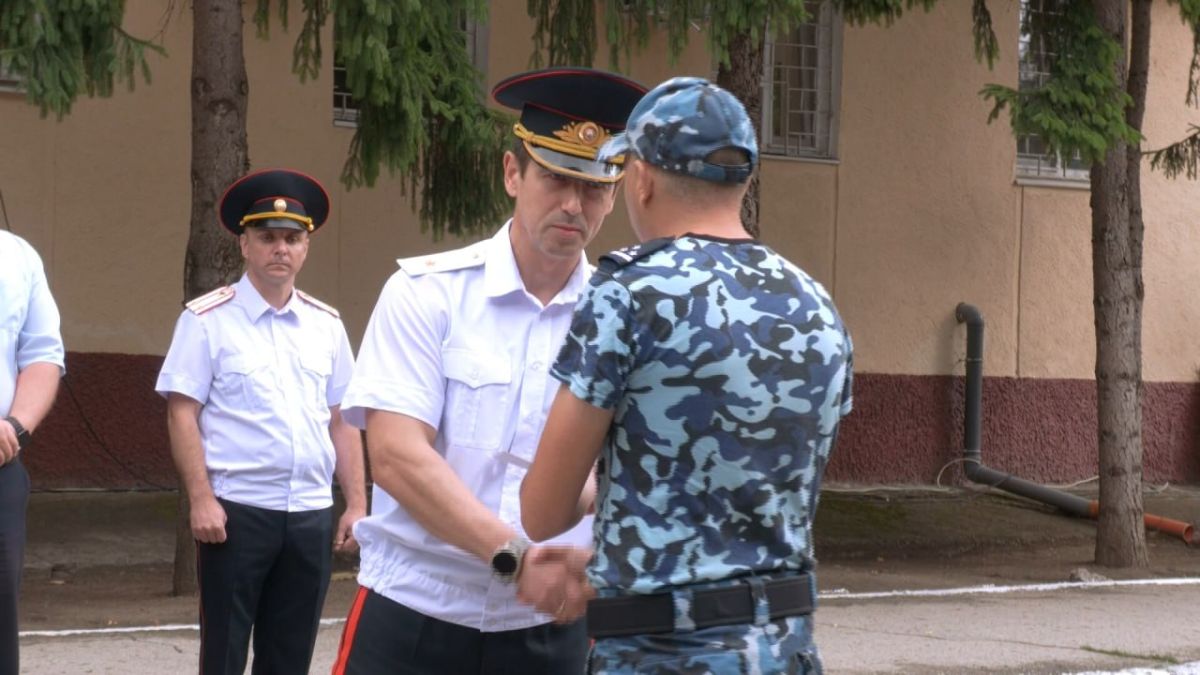 В Бендерском УВД накануне Дня Республики поздравили сотрудников и ветеранов органов внутренних дел В Бендерском УВД накануне Дня Республики поздравили сотрудников и ветеранов органов внутренних дел