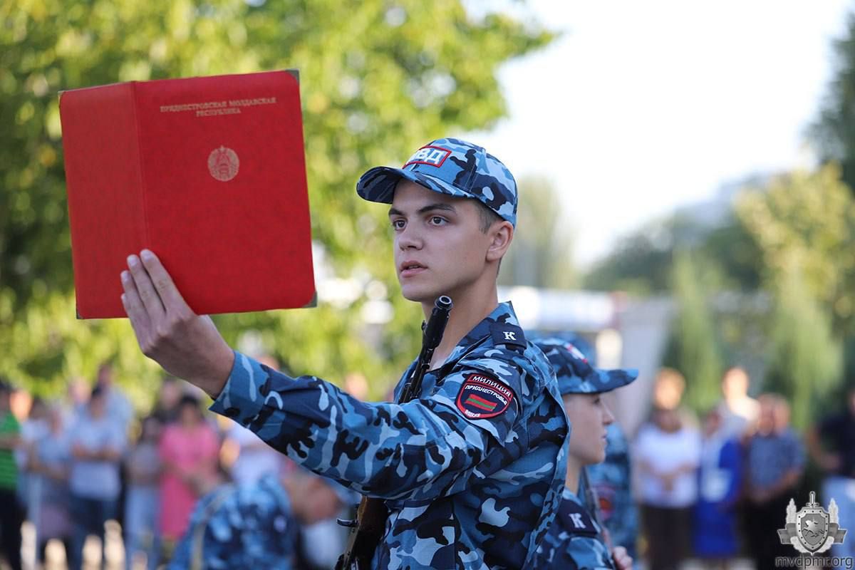 Стали милиционерами. В последний день лета на плацу Тираспольского юридического института МВД ПМР состоялось торжественное мероприятие – приведение к присяге курсантов первого курса Стали милиционерами. В последний день лета на плацу Тираспольского юридического института МВД ПМР состоялось торжественное мероприятие – приведение к присяге курсантов первого курса