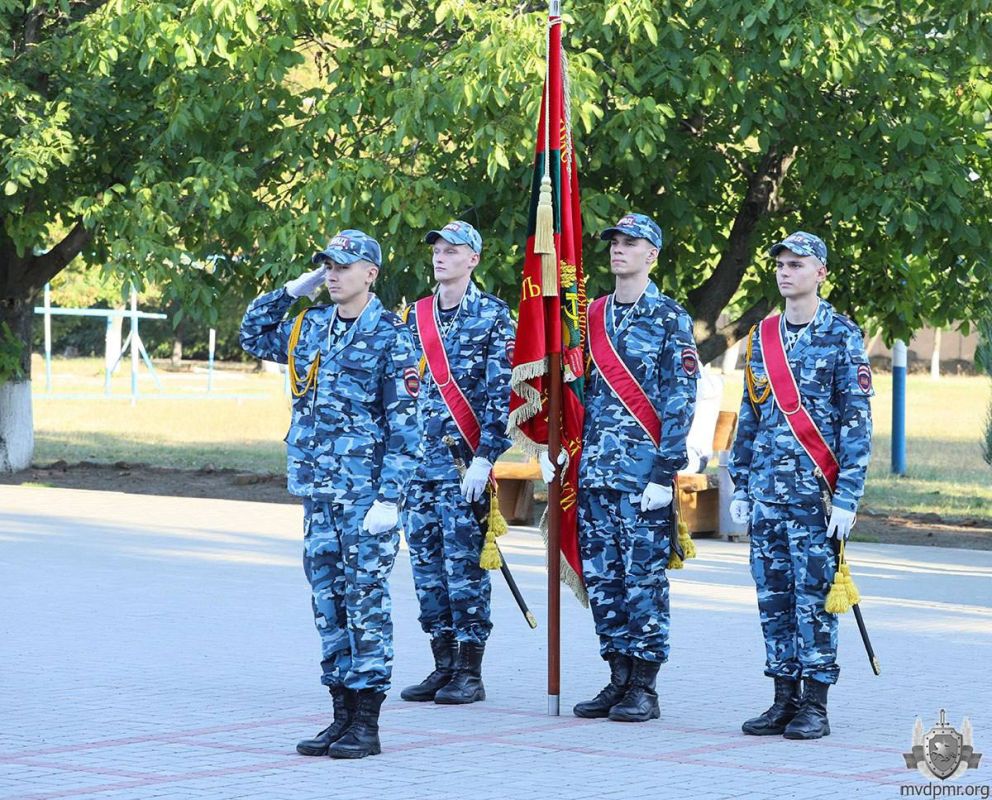 Стали милиционерами. В последний день лета на плацу Тираспольского юридического института МВД ПМР состоялось торжественное мероприятие – приведение к присяге курсантов первого курса Стали милиционерами. В последний день лета на плацу Тираспольского юридического института МВД ПМР состоялось торжественное мероприятие – приведение к присяге курсантов первого курса