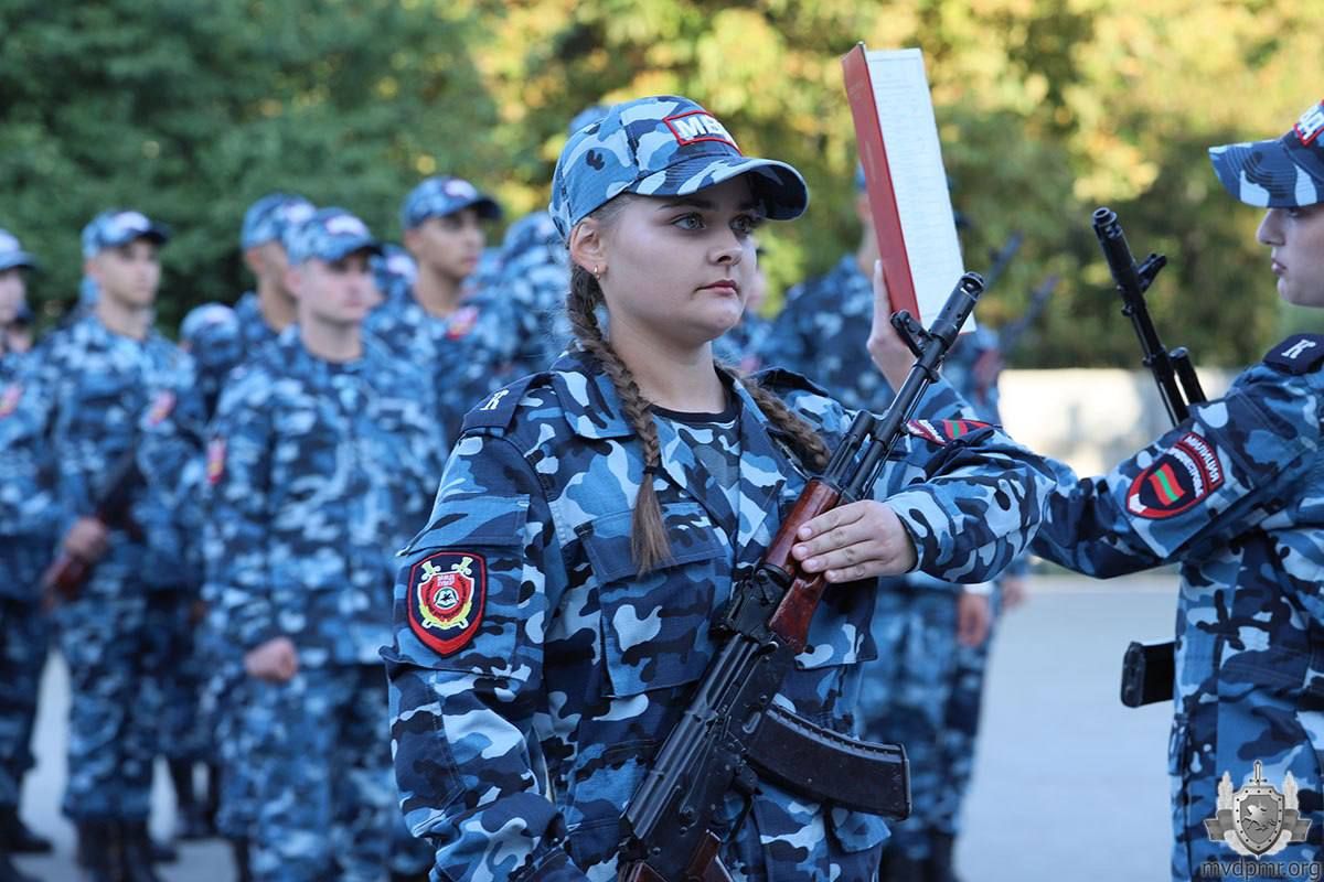 Стали милиционерами. В последний день лета на плацу Тираспольского юридического института МВД ПМР состоялось торжественное мероприятие – приведение к присяге курсантов первого курса Стали милиционерами. В последний день лета на плацу Тираспольского юридического института МВД ПМР состоялось торжественное мероприятие – приведение к присяге курсантов первого курса