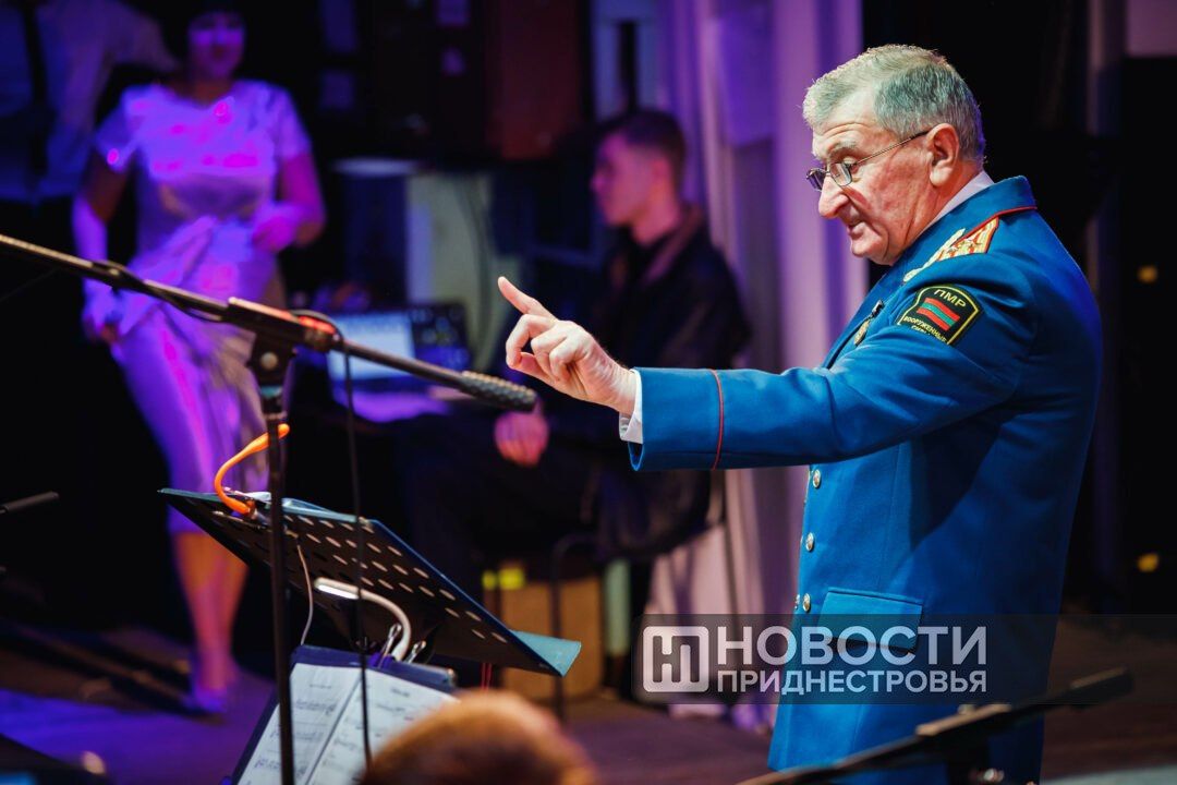 Оркестр Главного штаба Вооруженных сил ПМР нельзя представить без его бессменного дирижёра Виталия Васильевича Войнова Оркестр Главного штаба Вооруженных сил ПМР нельзя представить без его бессменного дирижёра Виталия Васильевича Войнова