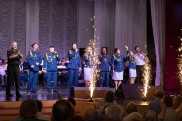 БЕНДЕРЧАНЕ ВСТРЕТИЛИ ВОЕННЫЙ ОРКЕСТР БУРНЫМИ ОВАЦИЯМИ