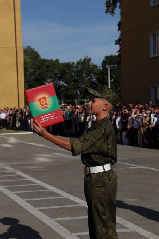 В нашем фоторепортаже – торжественный марш, волнение новобранцев и поддержка родителей В нашем фоторепортаже – торжественный марш, волнение новобранцев и поддержка родителей