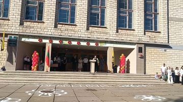 В этот особенный и волнительный день со словами поздравления к учащимся обратилась начальник УНО г. Бендеры Наталья Ткаченко