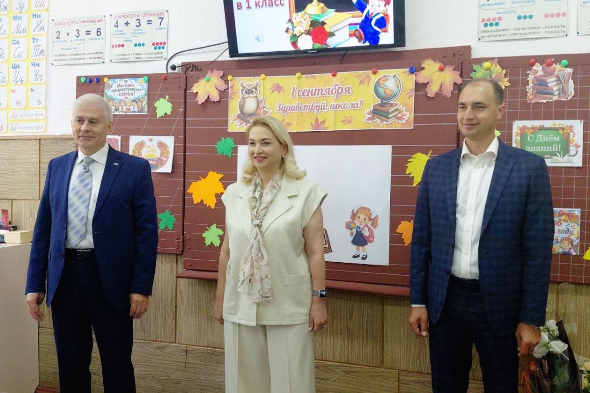 В Тираспольской школе №3 им. А.П. Чехова – торжественная линейка В Тираспольской школе №3 им. А.П. Чехова – торжественная линейка