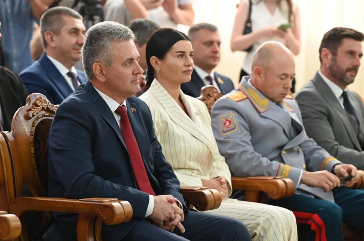 «Люди, которые учат, которые лечат, которые охраняют общественный порядок и общественную безопасность, которые сеют и убирают хлеб, которые строят и созидают, сегодня удостоены высоких государственных наград. Это правильно.... «Люди, которые учат, которые лечат, которые охраняют общественный порядок и общественную безопасность, которые сеют и убирают хлеб, которые строят и созидают, сегодня удостоены высоких государственных наград. Это правильно....