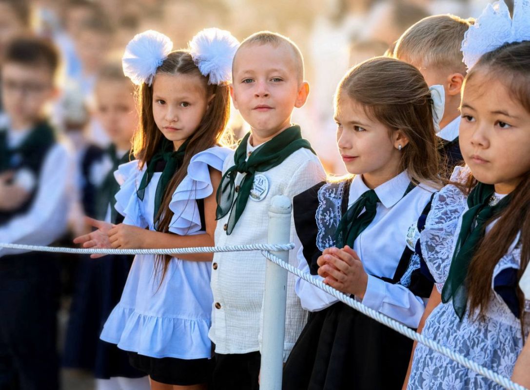 Торжественная линейка, посвящённая Дню знаний, прошла в МОУ "ДСШ №1 им. Б.С. Паламарчука" Торжественная линейка, посвящённая Дню знаний, прошла в МОУ "ДСШ №1 им. Б.С. Паламарчука"