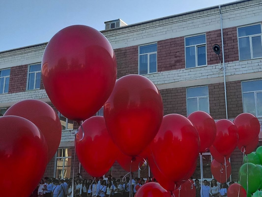В Тираспольской школе №3 им. А.П. Чехова – торжественная линейка В Тираспольской школе №3 им. А.П. Чехова – торжественная линейка