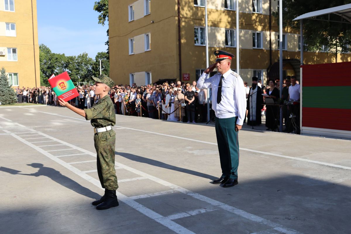 В нашем фоторепортаже – торжественный марш, волнение новобранцев и поддержка родителей В нашем фоторепортаже – торжественный марш, волнение новобранцев и поддержка родителей