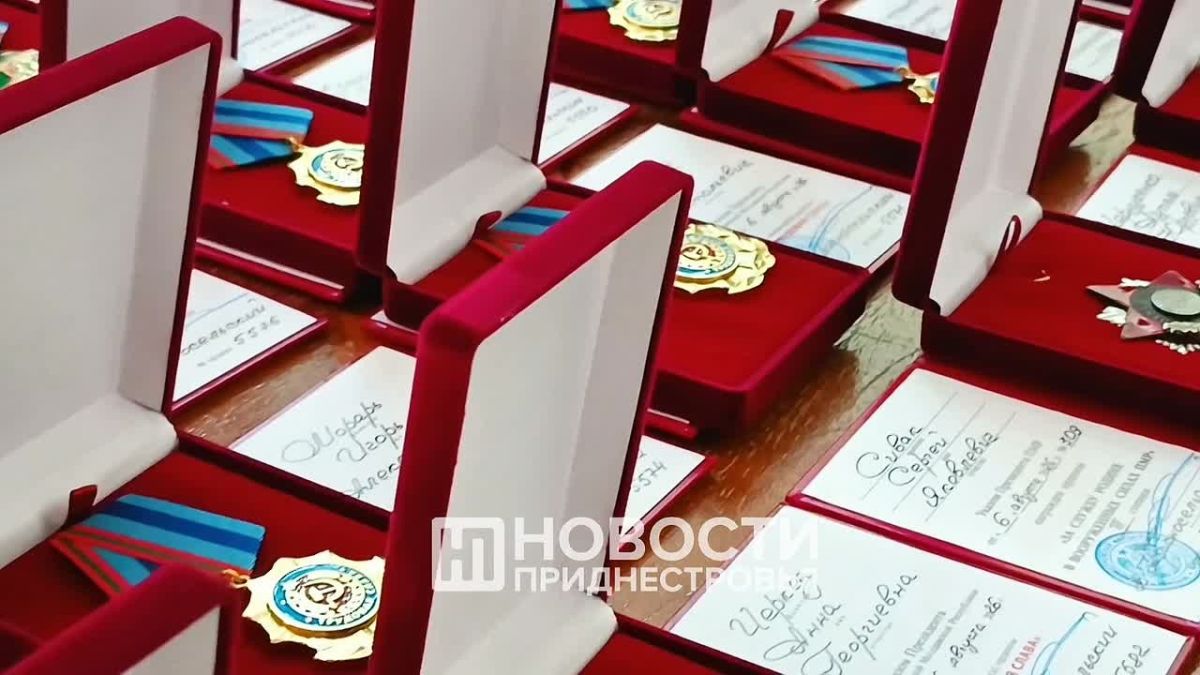 К 36-й годовщине образования ПМР во Дворце Республики в Тирасполе вручают государственные награды