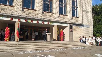 Глава госадминистрации Бендер Роман Иванченко сегодня побывал на линейке в средней школе №18