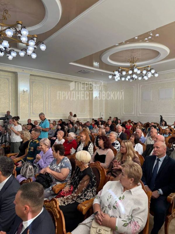Во Дворце Республики проходит церемония вручения государственных наград в честь 36-й годовщины со дня образования Приднестровья Во Дворце Республики проходит церемония вручения государственных наград в честь 36-й годовщины со дня образования Приднестровья