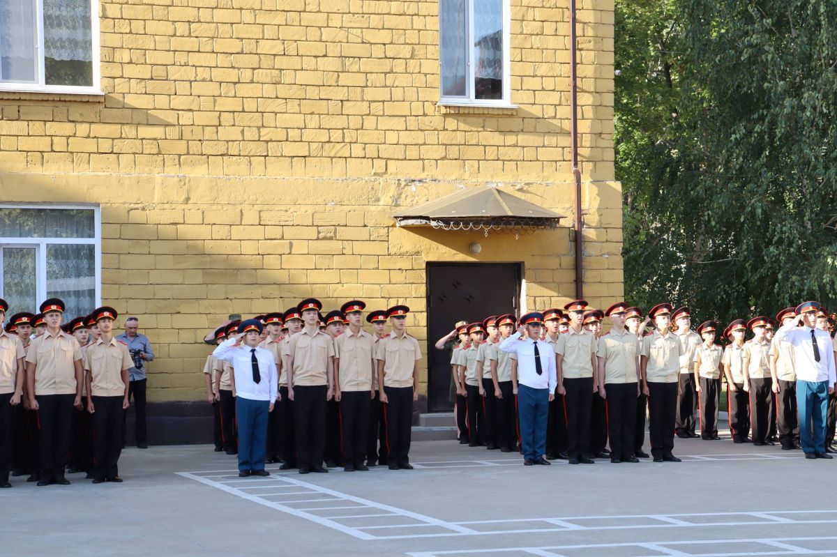 В нашем фоторепортаже – торжественный марш, волнение новобранцев и поддержка родителей В нашем фоторепортаже – торжественный марш, волнение новобранцев и поддержка родителей