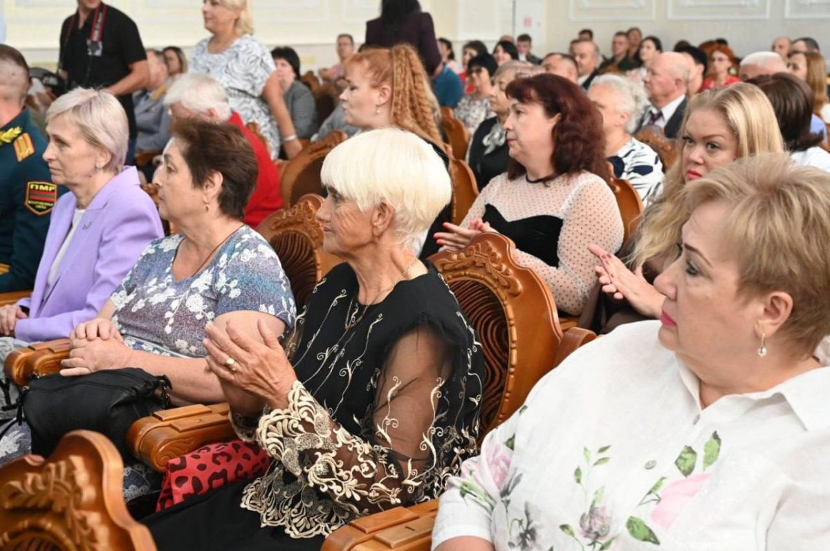 «Люди, которые учат, которые лечат, которые охраняют общественный порядок и общественную безопасность, которые сеют и убирают хлеб, которые строят и созидают, сегодня удостоены высоких государственных наград. Это правильно.... «Люди, которые учат, которые лечат, которые охраняют общественный порядок и общественную безопасность, которые сеют и убирают хлеб, которые строят и созидают, сегодня удостоены высоких государственных наград. Это правильно....