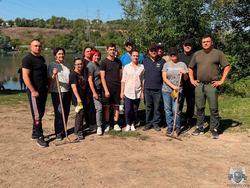 Субботник на берегу реки. Субботник на берегу реки.