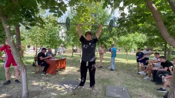 Традиционная борьба трынта – в григориопольском парке. За главный приз – живого петуха – сражаются 26 участников, спортсмены в 5-ти весовых категориях. Рядом – состязания по тяжёлой атлетике. Поднять штангу и проверить свои...
