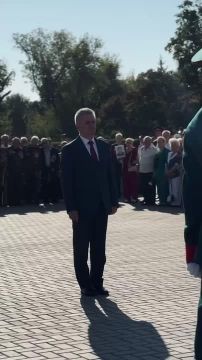 В столице прошла торжественная церемония возложения цветов!