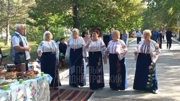 На национальных подворьях в Рыбнице угощают блинами, плациндами и пирогами