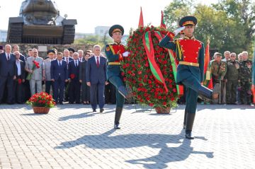 Возложение в День Республики – в нашем фоторепортаже