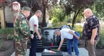 Ветераны органов госбезопасности возложили цветы и зажгли свечу памяти у памятника пограничных войск всех поколений в Рыбнице
