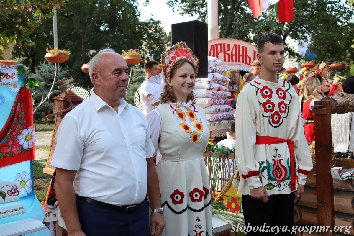 В Слободзее ко Дню Республики работали четыре национальных подворья — русское, молдавское, украинское и болгарское В Слободзее ко Дню Республики работали четыре национальных подворья — русское, молдавское, украинское и болгарское