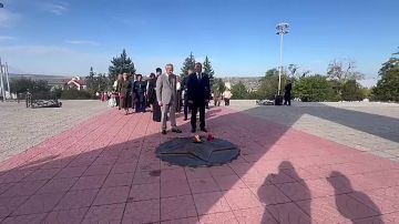 Рыбничане и гости города и района почтили память погибших рыбничан минутой молчания, а к Вечному огню и памятным знакам Мемориального комплекса возложили цветы в знак уважения и благодарности за их подвиг