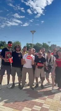 Группа итальянцев на счёт три произносит «С днём республики!»