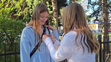 «Мы – приднестровцы». В центре Каменки ученики второй школы раздают горожанам ленты в цветах Приднестровского флага