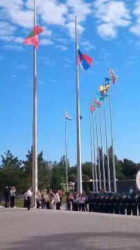 На центральной площади под звуки Государственного гимна торжественно подняли флаги Приднестровья и России