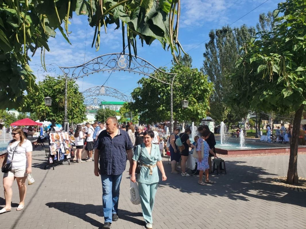 Выставки народных умельцев, красочные полотна о Приднестровье от юных художников, творческие мастер-классы, образовательные квесты: в Екатерининском парке идет праздничная программа к 36-й годовщине образования ПМР Выставки народных умельцев, красочные полотна о Приднестровье от юных художников, творческие мастер-классы, образовательные квесты: в Екатерининском парке идет праздничная программа к 36-й годовщине образования ПМР