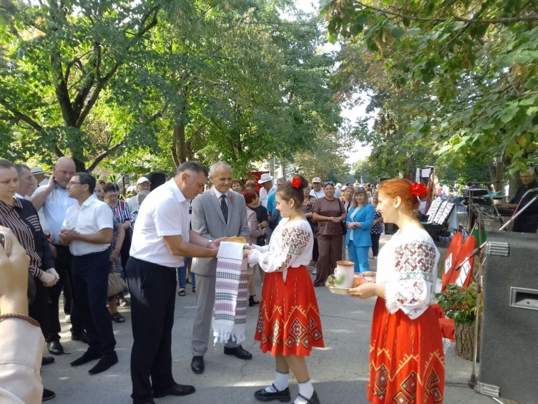 Праздник в Рыбнице продолжается в центральном парке: здесь проходят народные гуляния, мастер-классы, игры, конкурсы, выставки и работают национальные подворья Праздник в Рыбнице продолжается в центральном парке: здесь проходят народные гуляния, мастер-классы, игры, конкурсы, выставки и работают национальные подворья