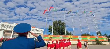 Затем в центре столицы торжественно подняли Государственные флаги Приднестровской Молдавской Республики