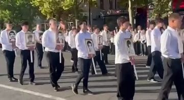 Школьники Рыбницы вышли на площадь города с портретами погибших защитников Приднестровья