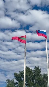 Только что над столицей подняли государственные флаги