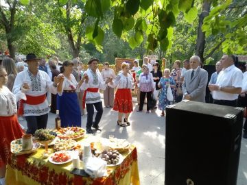 Праздник в Рыбнице продолжается в центральном парке: здесь проходят народные гуляния, мастер-классы, игры, конкурсы, выставки и работают национальные подворья
