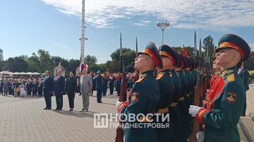 Торжественная церемония поднятия флагов Приднестровья и России в центре Тирасполя