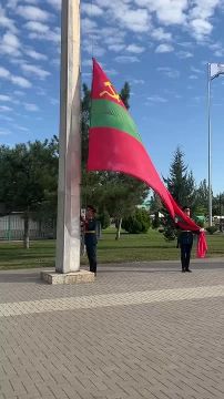 Под звуки гимна Президент ПМР поднял государственный флаг ПМР